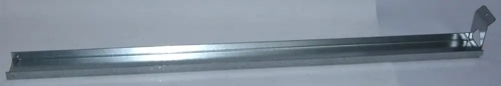 Helle, metallene Halterung mit gerader, geschlossener Form und einer seitlichen Befestigungsplatte. Geeignet für Daikin-Anwendungen.